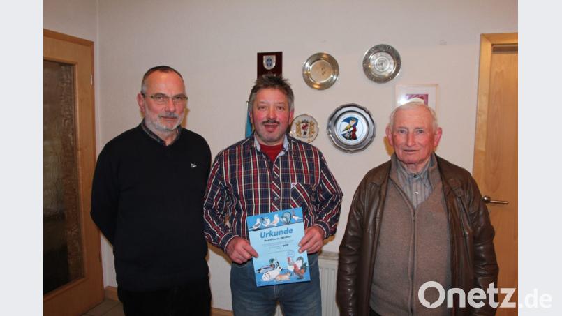 Die goldende Ehrennadel für 40 Jahre Treue zu den Kleintierzüchtern bekommt Franz Weidner (Mitte) vom Vorsitzenden Rainer Bauer (links) und seinem Stellvertreter Alois Vogl (rechts). Bild: prh