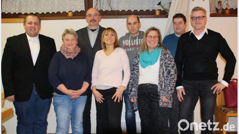 Den neuen Vorstand der Kastler „Freien“ bilden Vorsitzender Dominik Kugler, zweiter Vorsitzender Walter Zimmermann, die Beisitzer Martin Schraml (hinten von links) und Michael Graf, Kassiererin Andrea Sertl-Weilacher und Beisitzerin Karin Kirchberger (vorne von rechts). Ortssprecher sind Maria Koslowski (Zweite von links) und Klaus Biersack (Zweiter von rechts). Bild: exb