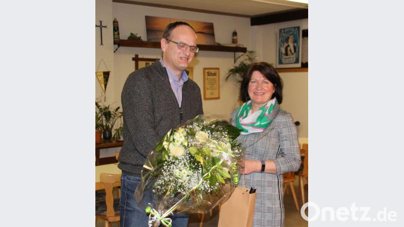 Der neue Fraktionssprecher Dr. Gerhard Dobmeier dankt Vorgängerin Elisabeth Streng für ihr Engagement von 2002 bis 2018. Bild: exb