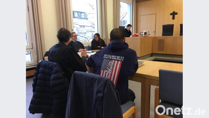 Das „Beuteschema“ des Angeklagten: Mädchen zwischen 13 und 17 Jahren, die er am Omnibusbahnhof ansprach. Eine 17-Jährige kontaktierte er über die Internetplattform „Lovoo“. Zwei Geschädigte sind Nebenkläger, vertreten durch die Anwälte Tobias Konze und Monika Sehmsdorf. Rechts Staatsanwalt Hans-Jürgen-Schnappauf. Bild: ca