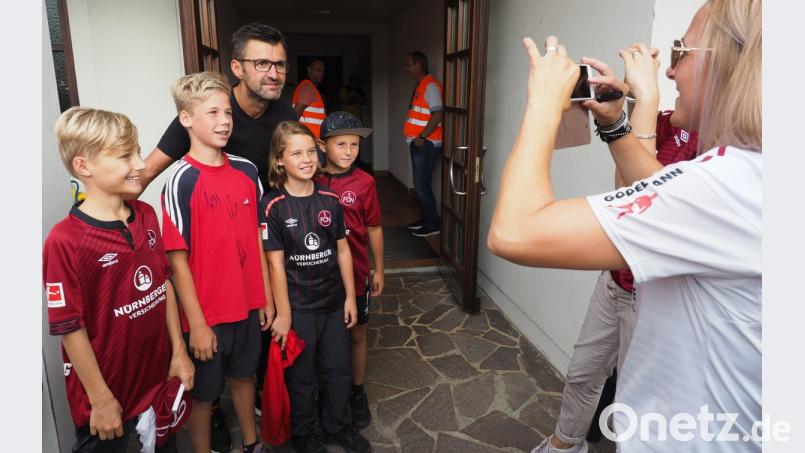 Michael Köllner hat immer die Nähe der Fans gesucht, wie hier bei einem Testspiel der Nürnberger gegen Dukla Prag im September auf dem Sportgelände der DJK Seugast. Daher bedauern einige Club-Anhänger auch seinen Rauswurf. Archivbild: ref