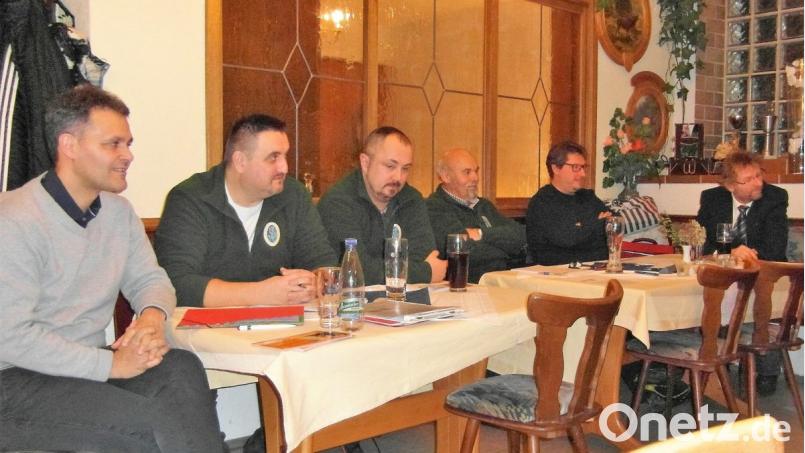 Zweiter Vorsitzender Leonhard Zintl, Schriftführer Helmut Tausch, Vorstandsmitglied Achim Schraml, Vorsitzender Georg Wagner und Kassier Alexander König berichten zweitem Bürgermeister Hermann Schraml (von links) und den Mitgliedern von den Aktionen 2018 und geben einen Ausblick auf 2019. Bild: hl