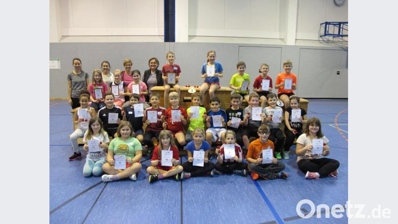 Freudestrahlend präsentieren die Drittklässler der Grundschule Vilseck ihre Urkunden nach der Siegerehrung des „Skipping Hearts Champion-Programms“ mit (hinten, von links) den Lehrerinnen Lena Strobl und Selina Apfel, Förderlehrerin Jutta Gebhardt sowie Studienrätin Barbara Ströll-Seegerer. Bild: khg