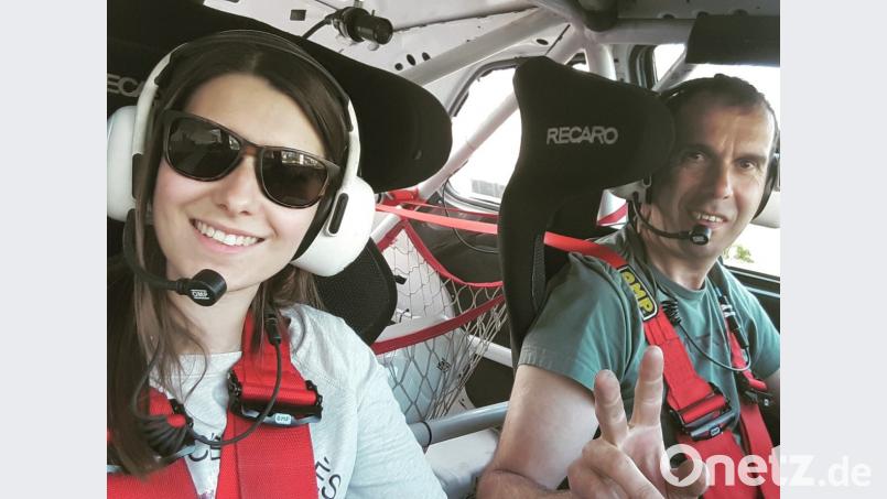 Melanie und Max Schmid haben gut lachen, sie verstehen sich beim Rallyesport prächtig. Bild: kro