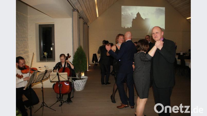 Für die gepflegte und ruhige Musik sorgten die "Salonstreicher" und dazu passende Klavierklänge. Nebenbei präsentierte der Veranstalter einige Bilder mit Ansichten aus Falkenberg. Bild: wro