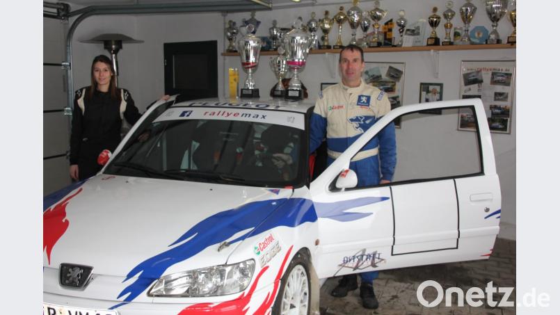 Melanie und Max Schmid mit ihrem Peugeot und eine,m Teil ihrer vielen Pokale. Bild: kro
