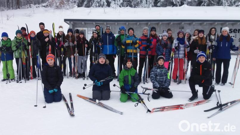 Die Kinder genießen ihren ersten Versuche auf Langlaufskiern auf den Loipen der Silberhütte in vollen Zügen. Eine Wiederholung wird ausdrücklich
 von den Schülern gewünscht. Bild: exb