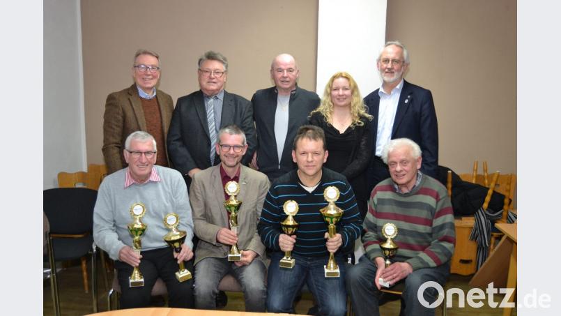 Die Erfolgreichsten bei den &quot;Freien Fotografen&quot;: Günter Klein, Helmut Meier, Heiko Prechtl, Dieter Neumann (vorne, vonlinks). Hintere Reihe: Stadtrat Reinhold Wildenauer, Heimatringvertreter Günther Magerl, Schatzmeister Richard Winter, Präsidentin Zaneta Weidner, Bauernverbands- Geschäftsführer Hans Winter. Bild: hcz