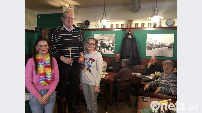 Klára Halienková, europäische Freiwillige (links) und Eva Korabečná, Praktikantin im CeBB rahmen Jarda Šebesta aus Poběžovice ein, den ein buntes Hütchen krönte. Unter den Gästen war auch seine Frau Mirka Šebestová, die schon vielen aus der Region die tschechische Sprache mit großer Geduld näher brachte und seit den letzten Wahlen im November Vorstandsmitglied von Bavaria Bohemia e.V. ist. Bild: eib