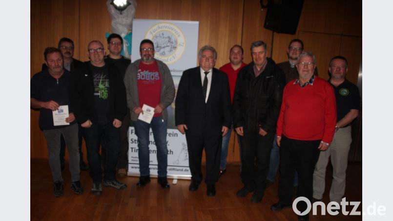 Langjährige und verdiente Mitglieder ehrte der Fischereiverein Stiftland im Rahmen seiner Jahreshauptversammlung. Unser Bild zeigt die Geehrten mit Zweitem Bürgermeister Peter Gold (Mitte) und dem Präsidenten des Fischereiverbandes Oberpfalz, Hans Holler (Zweiter von links). Bild: kro