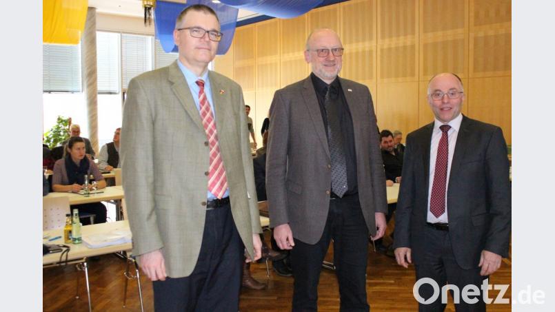 Die Euregio Egrensis informiert in der Stadthalle Neustadt über Fördermöglichkeiten für grenzüberschreitetende Projekte. Von links: Stellvertretender Geschäftsführer Alexander Dietz, Geschäftsführer Harald Ehm und stellvertretender Landrat Albert Nickl. Bild: Lowak