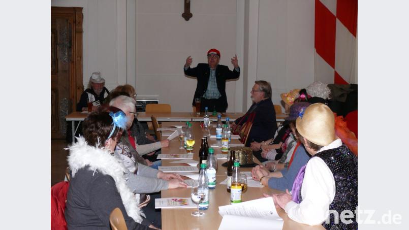 Siegfried Achatz gibt als &quot;Dienstmann&quot; seine Hans-Moser-Parodie zum Besten. Bild: kgg