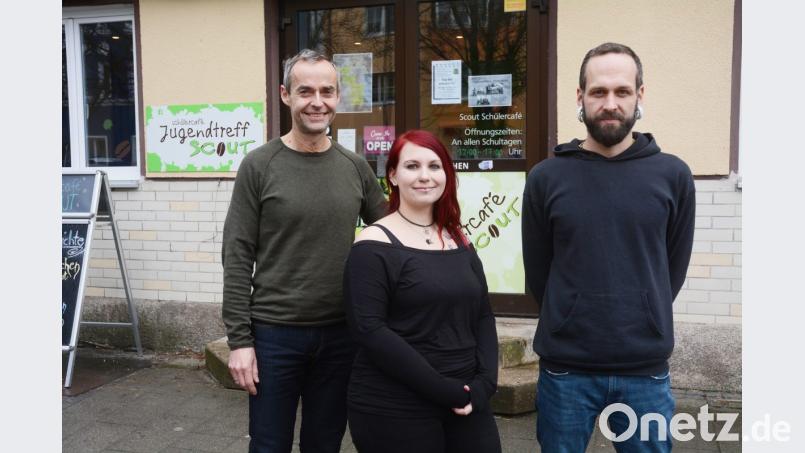 Jürgen Förster, Christina Stich und Nikolas Wedlich stellen sich selbst und das Programm für die Faschingsferien im Schülercafé „Scout“ vor. Bild: Gabi Schönberger
