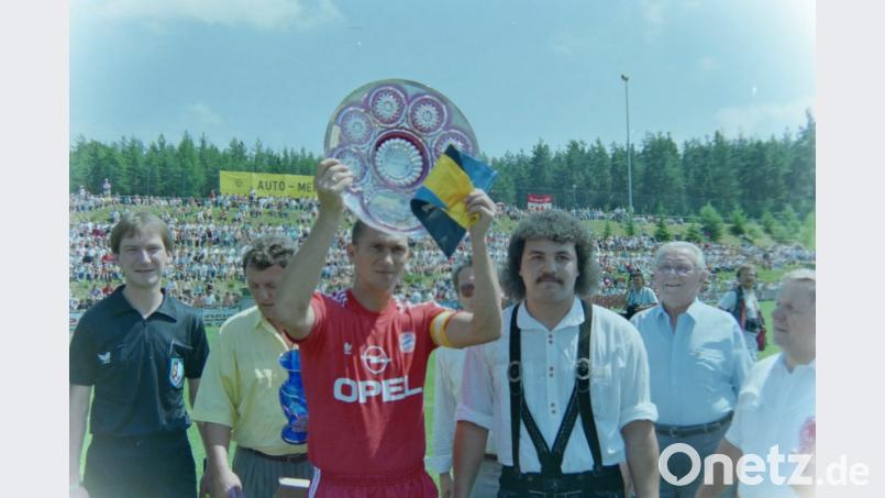Ein Höhepunkt am 8. Juli 1989: Nach dem Freundschaftsspiel des FC Bayern München beim ASV Neustadt überreicht Willi Platzer (Dritter von rechts), damals Vorsitzender des Neustädter Fanclubs, eine Kristallschale an Klaus Augenthaler (Dritter von links). Bild: exb