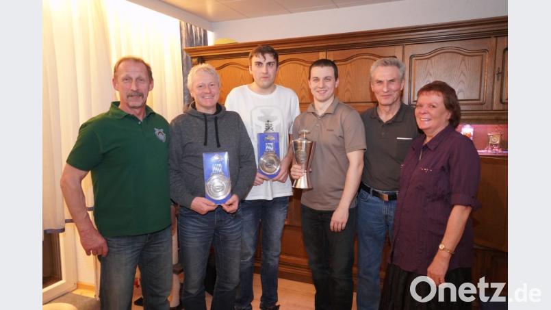 Fischerstammtisch- Vorsitzender Wolfgang Fröhlich, Raubfischkönig Herbert Bäumler, Vereinsmeister Daniel Straubinger, Fischerkönig Dominik Schürz, Peter Schürz und Hausherrin Christa Frank (von links). Bild: fvo