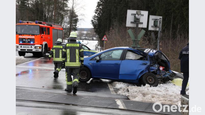 Folgenschwere Begegnung am Bahnübergang bei Latsch: Ein Zug raste am Sonntagvormittag in ein Auto. Bild: za