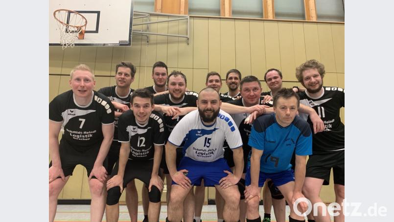 Die Volleyballer des TuS Schnaittenbach holten nach der Niederlage gegen die SG Hirschau/Amberg die noch fehlenden Punkte gegen den VC Hohenfels-Parsberg und feierten die Meisterschaft in der Bezirksliga sowie den Aufstieg in die Landesliga. Bild: Florian Süß
