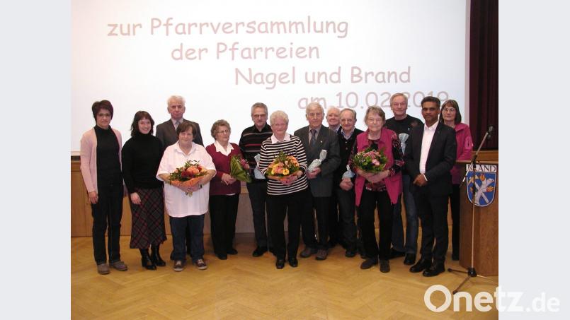 Viele fleißige Hände sind nötig, um die beiden Pfarreien Brand und Nagel, die eine Gemeinschaft bilden, lebendig zu halten. Herzlich dankte Pater Joy für das große Engagement. Geschenke bekamen die Geehrten aus den Händen der Pfarrgemeinderats-Sprecherinnen Sabine König (links) und Irene Riedel (rechts). Herzlich dankte auch Gemeindereferentin Gabi Sieder (Zweite von links) Bild: ld
