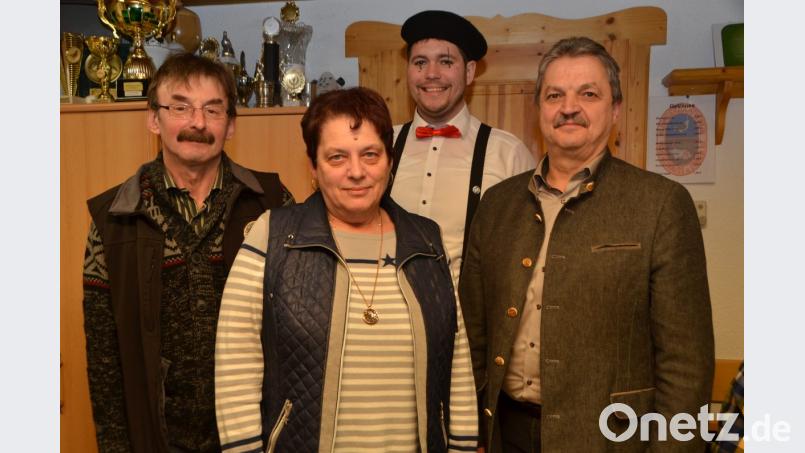 Vorsitzender Josef Faltenbacher und Florian Stahl, der bereits startklar für den Lumpenball war, wurden für langjährige Mitgliedschaft geehrt. Maria Rauch aus Eslarn wurde zur Vereinsmeisterin mit ihren Russen-Kaninchen gekürt. Bürgermeister Andreas Wutzlhofer (rechts) gratulierte dazu. Bild: dob