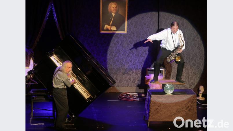 Mäx (links) und Gogol, gestreng beäugt von dem Großmeister der klassischen Musik, Johann Sebastian Bach, der edel porträtiert das Geschehen auf der Bühne beobachtet. Bild: Wolfgang Steinbacher
