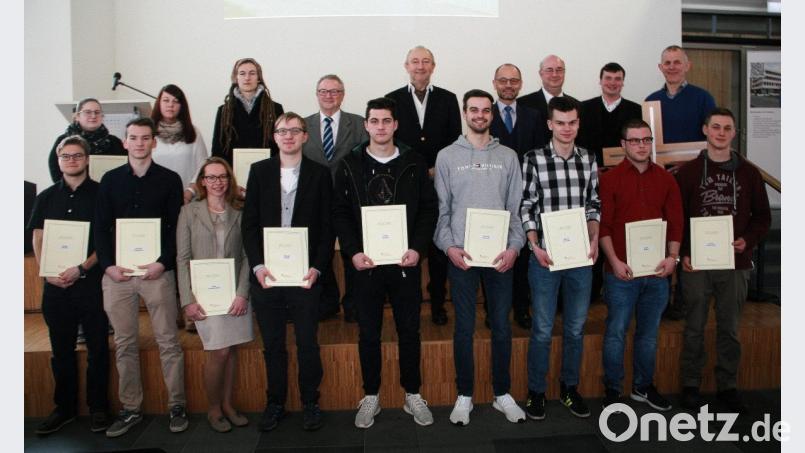 Die erfolgreichsten Absolventen wurden mit Preisen ausgezeichnet. Es gratulierten: Studiendirektor Hans Gebhard, Pfarrer Maximilian Roeb, Studiendirektor Wolfgang Hecht, stellvertretender Landrat Alfred Scheidler, Schulleiter Wolfgang Eckstein und Zweiter Bürgermeister Fritz Holm (hintere Reihe von rechts). Bild: wro