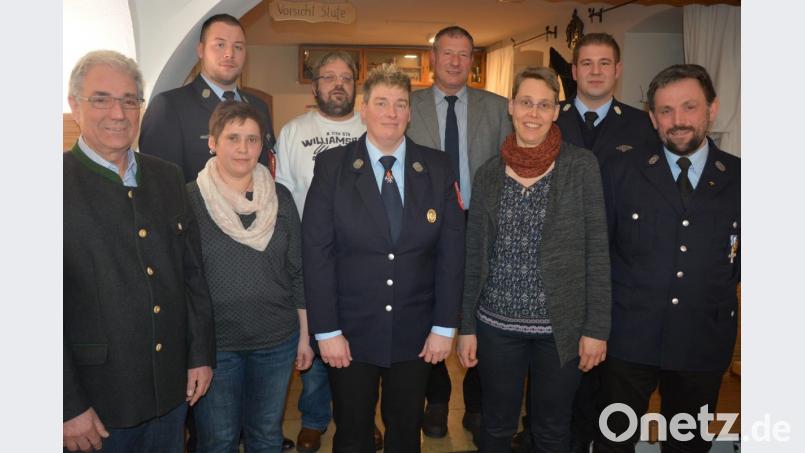 Die Feuerwehr Neudorf-Rosenbühl zeichnete mehrere Mitglieder für jahrzehntelange Treue aus. Im Bild (von links) Alois Häckl, Vorsitzender Andreas Häckl, Claudia Forster, Markus Lang, Karin Waidhas, Zweiter Bürgermeister Reinhard Wurm, Sabine Eckstein, Kommandant Markus Stock und Leo Häckl. Bild: jr