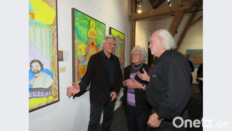 Auch der in Serbien geborene Ikonenmaler Tom Brankovix und der Holländische Meiserkünstler Robin Seur (v. li.) zeigen in der KuWa-Ausstellung einige ihrer Werke. Bild: ubb