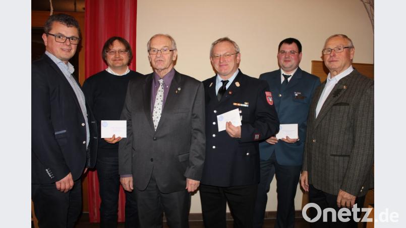 Bürgermeister Martin Birner (von links), Michael Hastreiter, Franz Tennert, Georg Schmid, Stefan Meier und Werner Arnold vollzogen die Auflösung des Wanderverein &quot;Pfalzgraf&quot; Bild: pko