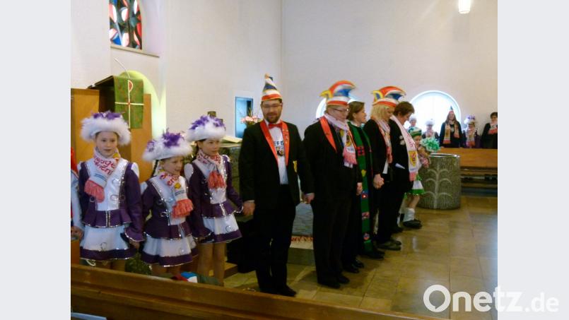 An den Händen haltend führt der &quot;Predigttanz&quot; durch den Kirchenraum Bild: rn
