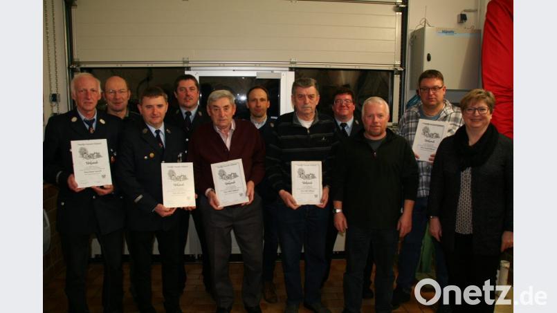 Langjährige Aktive und treue Mitglieder ehrte die Feuerwehr Hohenhard in der Jahreshauptversammlung. Im Bild von links Erhard Sammeth, Anton Hauptmann, Klaus Hellerl, Stefan Schich, Alfred Mößbauer, Thomas Kuhbandner, Alwin Pöllmann, Reinhard Kastner, Reinhard Melzner, Harald Pöllmann und dritte Bürgermeisterin Gisela Kastner. Bild: fpoz