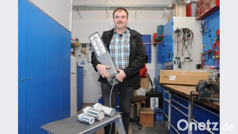 Der Herr der Lampen: Roland Segerer mit gängigen Modellen der städtischen LED-Umrüst-Aktion. Die Lampen strahlen zielgerichtet und verursachen so weniger Streulicht als die alten Röhren. Bild: ge