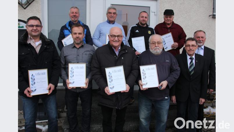 Langjährige Mitglieder ehrte der SV Poppenreuth bei seiner Jahreshauptversammlung. Das Bild zeigt die Geehrten, vorne in der Mitte Josef Daubenmerkl, der für 60 Jahre Vereinstreue ausgezeichnet wurde. Mit auf dem Bild Vorsitzender Heribert Pickert (rechts) und Zweiter Bürgermeister Karl Busch (Zweiter von rechts). Bild: kro