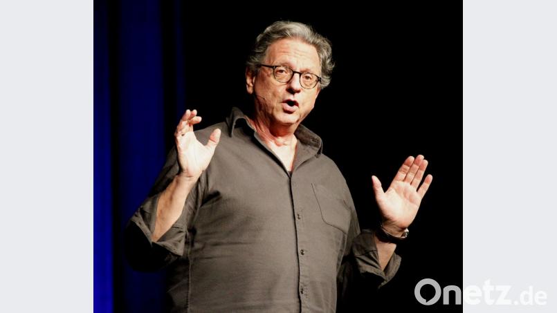 Günter Grünwald ist auch ein Publikumsmagnet: In der Schwarzachtalhalle tritt er vor 700 Besuchern auf. Bild: Hirsch