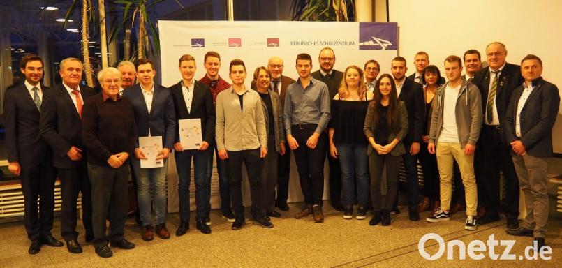 Preisträger und Ehrengäste bei der Preisträgerehrung der Frühjahrsprüfung an der Europaberufsschule Weiden. Bild: Bühner