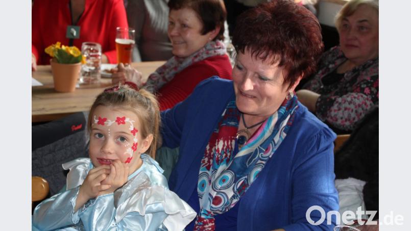 Generationenübergreifend wurde der Seniorenfasching gefeiert. Bild: kro
