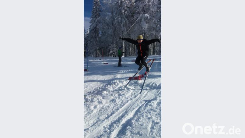 Die Kinder genießen ihren ersten Versuche auf Langlaufskiern auf den Loipen der Silberhütte in vollen Zügen. Eine Wiederholung wird ausdrücklich
 von den Schülern gewünscht. Bild: exb