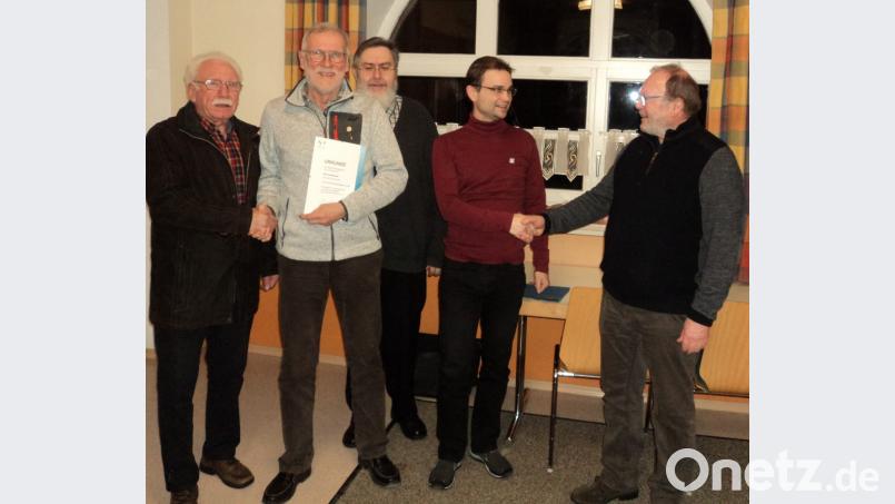 Siegmund Kochherr (links), Chorleiter Norbert Hintermeier (Mitte) und Vorsitzender Rudolf Schmid (rechts) gratulierten Werner Mehrländer (Zweiter von links) und Andreas Michalski (Zweiter von rechts). Bild: ksi