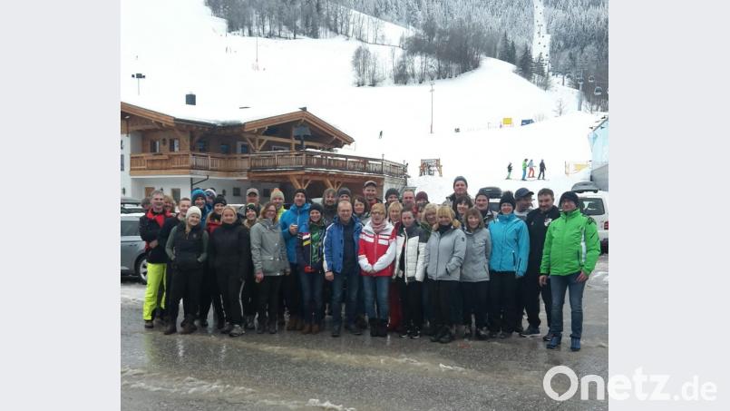 Die Teilnehmer freuen sich über den gelungenen Skiausflug. Bild: alr