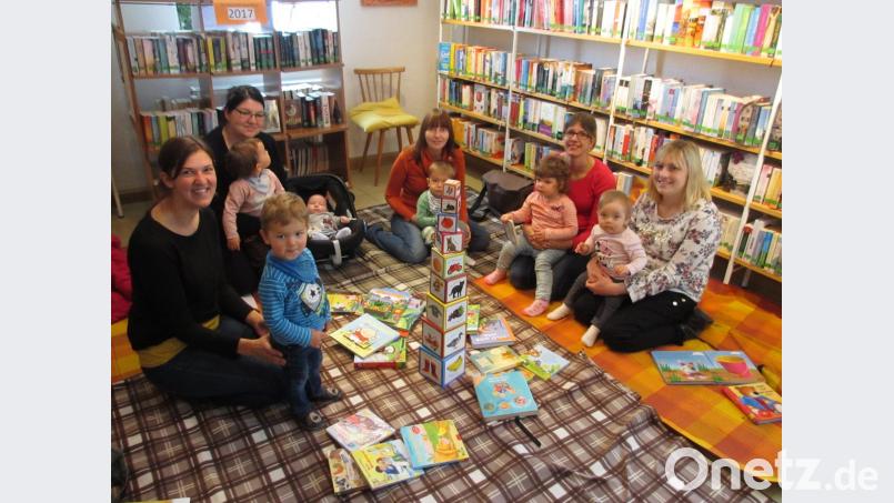 Anfassen und ausprobieren ist ausdrücklich erlaubt beim Besuch der Krabbelgruppe in der Bücherei. Schnell stellen die Kleinen den Kontakt zu den Büchern her und entdecken dabei viel Interessantes. Bild: rpp