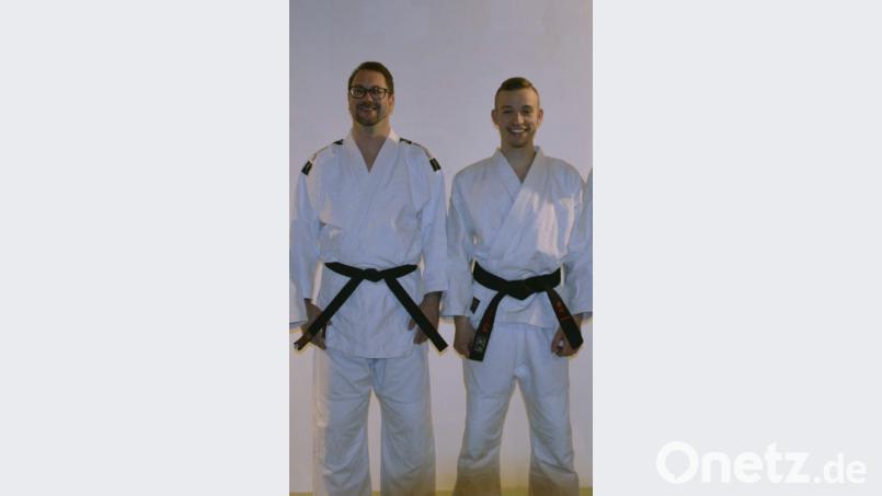 Die stolzen Schwarzgurtträger Lukas Losch (links) und Norbert Bösl. Bild: exb
