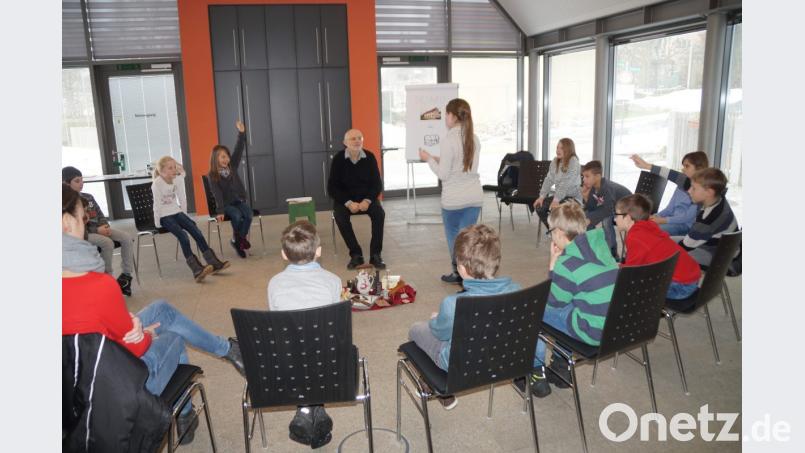 Museumspädagoge Siegfried Bräuer (Mitte, sitzend) erklärte den Schülern der vierten Klassen im Veranstaltungssaal Sinn und Wert eines Museums. Auf spielerische Weise bekamen sie die verschiedenen Abteilungen vorgestellt. Bild: weu