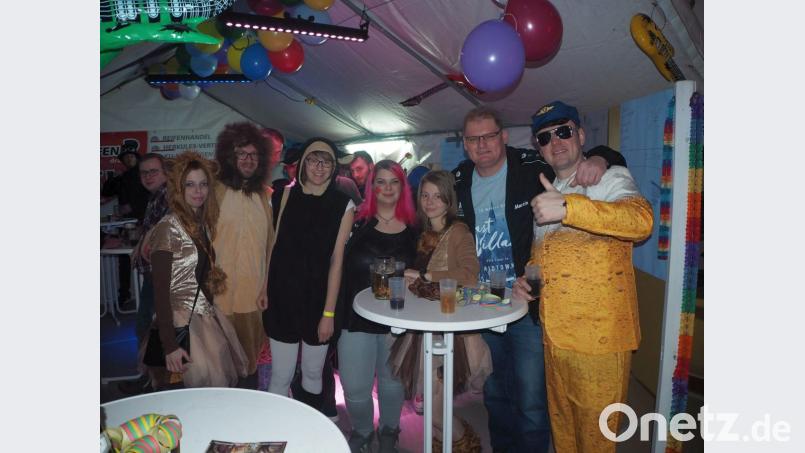 Tolle Kostüme und froh gelaunte Gäste bereichern den Löwenball. Bild: gz