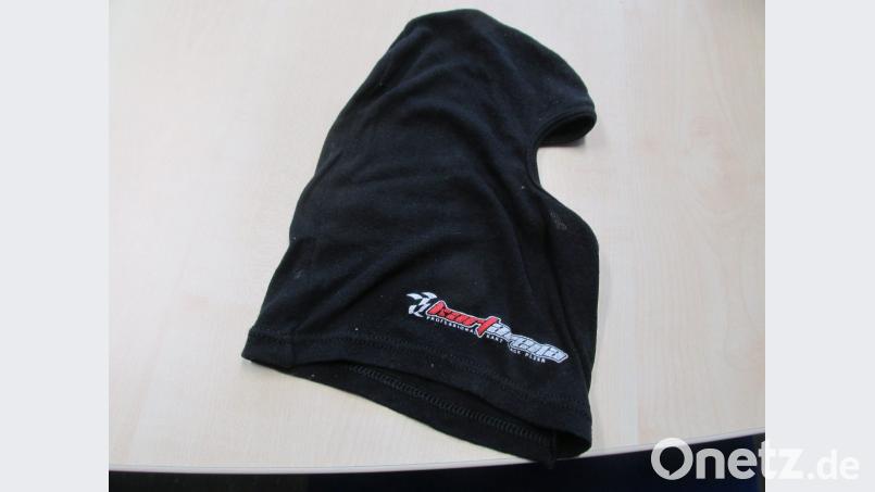 Diese Sturmhaube gehört zu den Beweisstücken, die die Polizei sichergestellt hat. Bild: Polizei Amberg