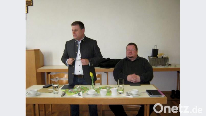 Bürgermeister Karlheinz Budnik (links) bei seinen Rede. Bild: exb