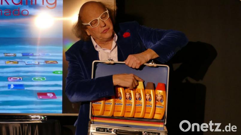 Mit dem schmeichelnden Satz: „An der Publikumszahl gemessen ist Nabburg im Vergleich zur Hauptstadt Berlin eine Kulturhauptstadt“ komplimentiert der scharfzüngige Kabarettprofi seine Zuhörer nach Hause. Bild: Reinhard Westiner