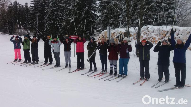 Die Kinder genießen ihren ersten Versuche auf Langlaufskiern auf den Loipen der Silberhütte in vollen Zügen. Eine Wiederholung wird ausdrücklich
 von den Schülern gewünscht. Bild: exb