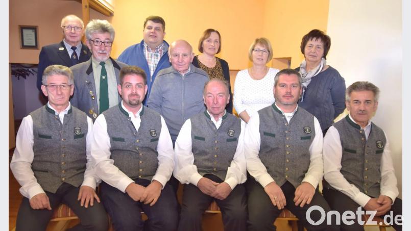 Zum 85. Geburtstag von Josef Sellner (stehend, Vierter von rechts) fanden sich viele Gratulanten ein. Bild: no