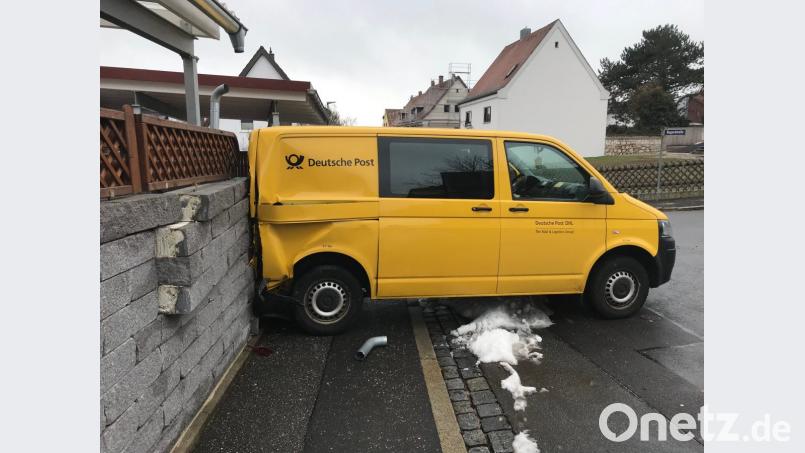 Ein Postauto hat sich am Montagmittag in Amberg selbstständig gemacht. Das Fahrzeug richtete erheblichen Schaden an, als es auf eine Gartenmauer fuhr. Bild: Polizei Amberg