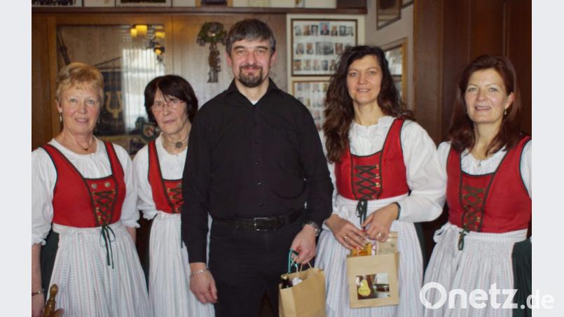 Vorsitzende Monika Bayer (rechts) ehrt mit den Vorstandsmitgliedern Maria Hammerer und Betty Wirnshofer (von links) Karl Bayer und Maria Spitzhirn (Zweite von rechts) für 35 Jahre Zugehörigkeit zur Volkstanzgruppe. Bild: mmj