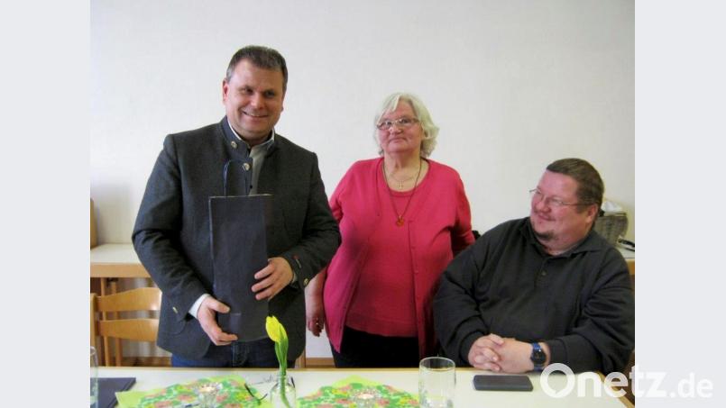 Bürgermeister Karlheinz Budnik (links) berichtet vor Leiterin Evi Ziegler und Stadtpfarrer Hubert Bartel den KAB-Senioren über aktuelle Entwicklungen in der Stadt. Auch der neue Seniorenbus war Thema. Bild: exb